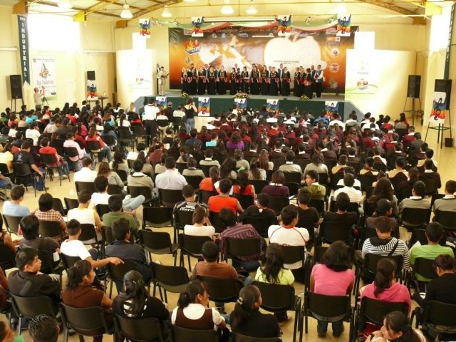 Koncertu Chóru Kameralnego słuchało czterystu uczniów Instytutu Północy w Zacatlan.