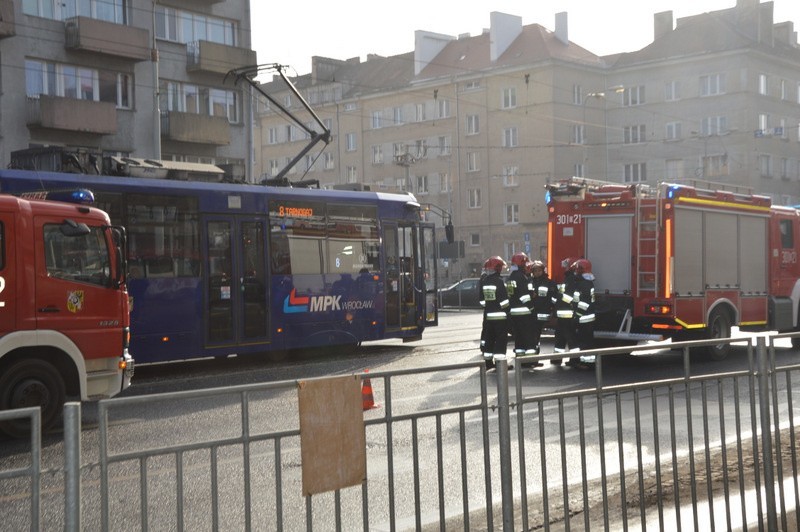 Wypadek na Kołłątaja. Samochód osobowy zderzył się z tramwajem. Kierowca chciał zawrócić (ZDJĘCIA)