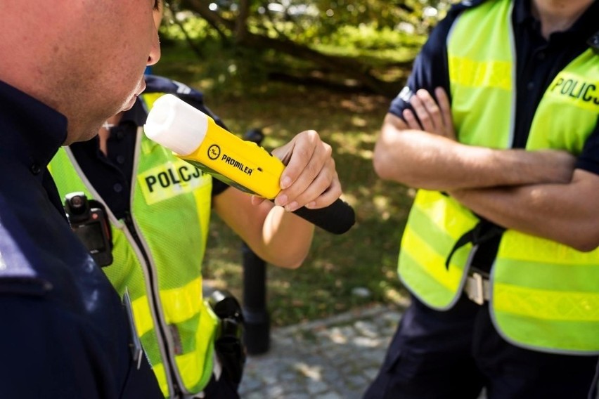 Gdy policjant został złapany, okazało się, że jest pijany. -...