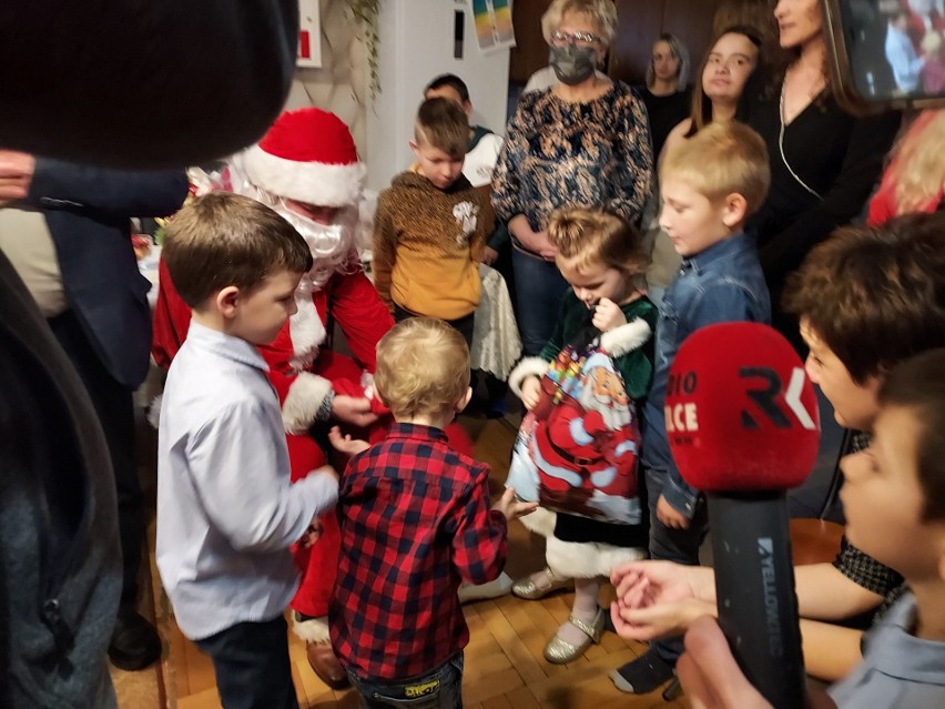Słodka wizyta w Domach dla Dzieci i Młodzieży w Łoniowie. Mikołaj przywiózł paczki ze słodkościami [DUŻO ZDJĘĆ]