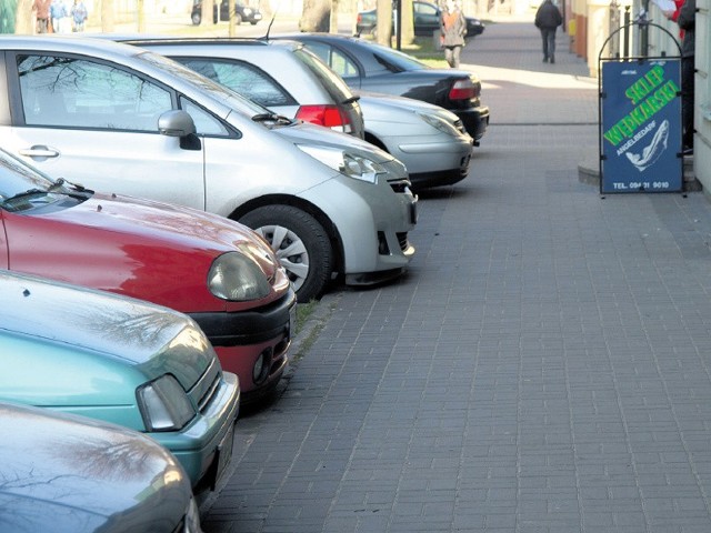 Parking na rogu ul. Dworcowej i Lipowej &#8211; zawsze pełny. Właściciele okolicznych sklepów proszą więc po razkolejny o zlikwidowanie zakazu zatrzymywania po drugiej stronie jezdni.