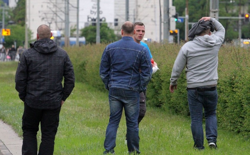 Zamieszki na Legnickiej po śmierci w komisariacie. Rzucali kamieniami w policję