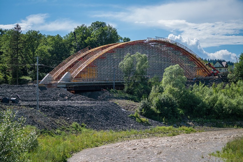 Kąclowa. Estakada rośnie nad osuwiskami