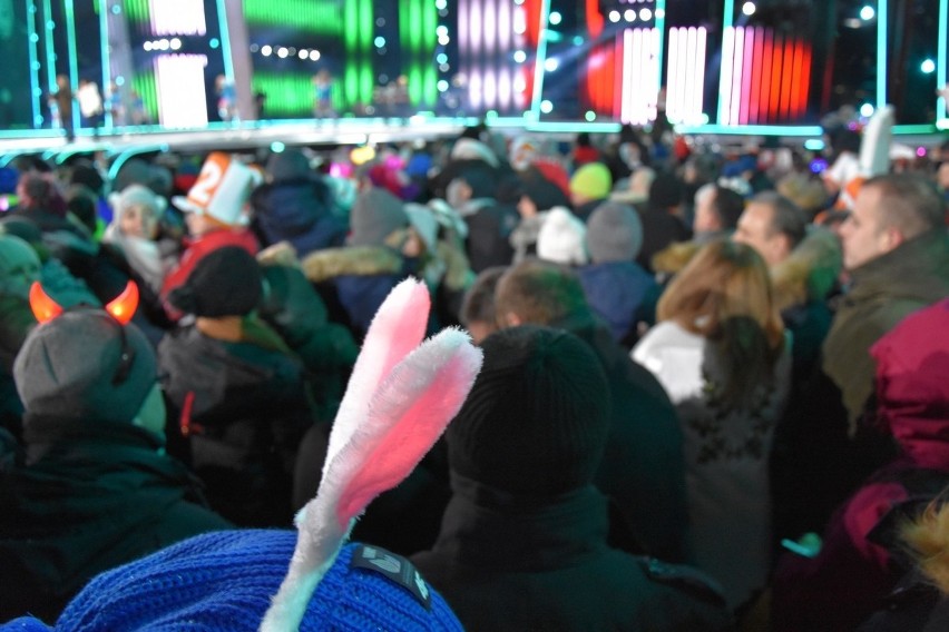 Sylwester 2018 w Zakopanem. Tak na Równi bawiła się publiczność oraz VIPy (w tym marszałek sejmu)