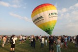 Pokazy balonowe w Piotrkowie. Balony wystartowały dwa razy z lotniska w ramach Fly Fest 2023 i przeleciały nad miastem ZDJĘCIA