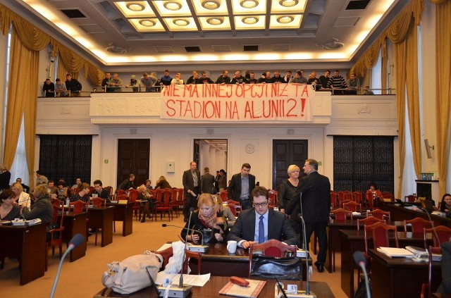 Kibice ŁKS zawiesili transparent w sali obrad Rady Miejskiej