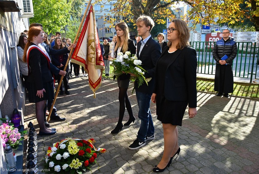 Uczniowie I LO w Białymstoku oraz władze miasta, upamiętnili...