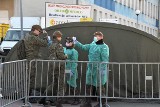 Mężczyźni podejrzani o zakażenie koronawirusem w namiocie pod szpitalem wojewódzkim w Kielcach. Udzielono im pomocy