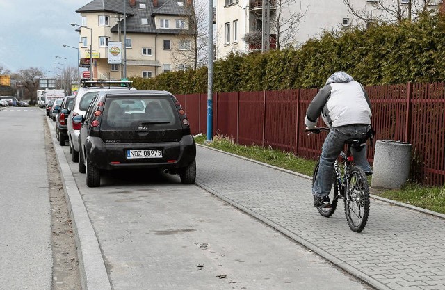 Na ścieżce parkują auta, a rowerzyści jeżdżą ulicą lub chodnikiem