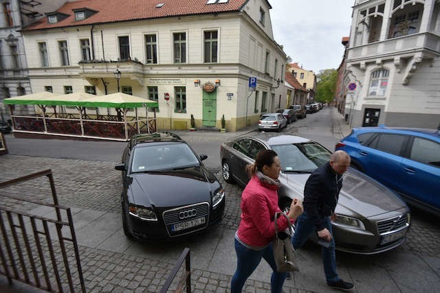 O tym, gdzie można parkować na toruńskiej starówce, mówią nam znaki ustawione przez MZD. Na zdjęciu: skrzyżowanie ul. Mostowej i Ciasnej