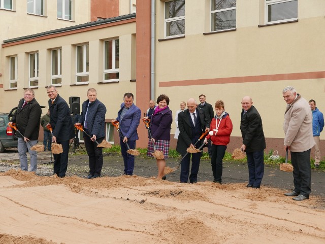 Budowę hali widowiskowo-sportowej rozpoczęto przy SP nr 2. Obiekt ma być gotowy najpóźniej za dwa lata. Wczoraj przedstawiciele m.in. żnińskiego samorządu, głównego wykonawcy i rady rodziców wbili przysłowiową, pierwszą łopatę - choć nie jedną,  a kilka. Budowę rozpoczęto na terenie między orlikiem, salą gimnastyczną, a parkingiem przy ul. Wandy Pieniężnej. Hala o powierzchni  1982 m. kw., wyposażona będzie w pełnowymiarowe, wielofunkcyjne boisko (20 na 40 metrów). Na trybunach zasiądą 224 osoby. Automatyczne kurtyny pozwolą podzielić arenę sportową na trzy części. Znajdą się  tu także: sala fitness, szatnie, pokoje trenerów, zaplecze sanitarne. Halę z SP 2 połączy łącznik.  Budowa obiektu pochłonie ponad 9 mln zł, z czego 2,5 mln  zł pochodzi z Funduszu Rozwoju Kultury Fizycznej Ministerstwa Sportu i Turystyki. - Czas dyskusji na ten temat był długi, ale myślę, że efekt będzie oczekiwany. Po pierwsze, zamiast dużych nakładów finansowych mamy bardzo przyzwoitą cenę. Po drugie, idziemy w budownictwo nowoczesne, pasywne, tak, aby budowana hala sportowa nie była ciężarem ani dla gospodarza, ani dla gminy. Mam nadzieję, że to, co się tutaj pojawi w 2019 roku będzie nie tylko cieszyło oko pod względem architektonicznym, ale przede wszystkim będzie to obiekt niezwykle funkcjonalny, który połączy sport z rozrywką oraz integracją mieszkańców - oświadczył burmistrz Żnina Robert Luchowski. Głos zabrał m.in. Andrzej Teska, przedstawiciel głównego wykonawcy, którym jest firma DOM z Szubina. - Pozostaje mi tylko zapewnić, że dołożymy starań aby ten innowacyjny budynek, tak ważny dla Żnina zrealizować zgodnie z projektem, z terminem i ze sztuka budowlaną. Bierzemy się do pracy - powiedział Andrzej Teska. Tradycyjnego wbicia pierwszej łopaty dokonali: radny sejmiku Ryszard Kierzek, burmistrz Robert Luchowski, radny Sławomir Kujawa, dyrektor wydziału infrastruktury, gospodarki przestrzennej i inwestycji UM w Żninie Paweł Piechowiak, dyrektor MOS Jerzy Śniadecki, dyrektor SP2 Jacek Otto, przedstawiciel rady rodziców SP2 Magdalena Łaniecka, przewodniczący szkolnego samorządu Wojciech Czekaj i Andrzej Teska, przedstawiciel wykonawcy.  Policjanci znaleźli kilogram narkotyków u dwóch mieszkańców Żnina [zdjęcia]Piątek pochmurny i deszczowy w całym kraju. Synoptycy ostrzegają przed niedzielną wichurąTVN Meteo