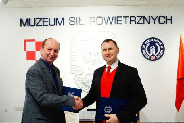 Paweł Pawłowski, dyrektor Muzeum Sił Powietrznych w Dęblinie (po prawej)