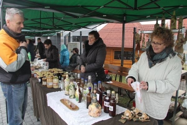 Andrzej Pawłowski skusił się na orzechówkę o nazwie "Grzechówka&#8221; od Wisławy Jaworskiej z Gospodarstwa agroturystycznego "Igrzycznia&#8221; z gminy Raków oraz na miód rzepakowy od Danuty Sitarz z Łagowa.