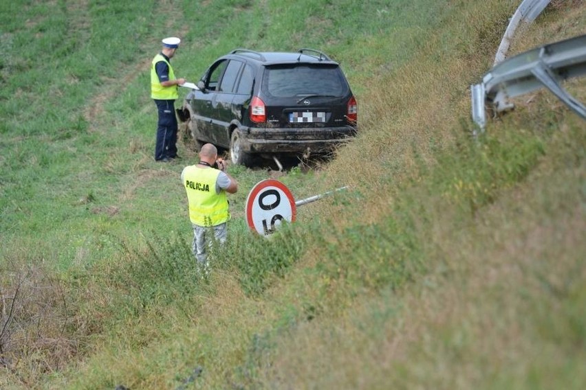 Na drodze wojewódzkiej 543 - samochód osobowy wypadł na łuku...