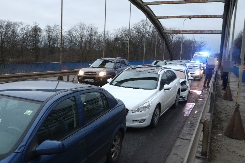 Wypadek czterech samochodów na mostach Jagiellońskich (ZDJĘCIA)