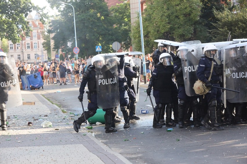 Protest pod budynkiem komisariatu policji w Lubinie...
