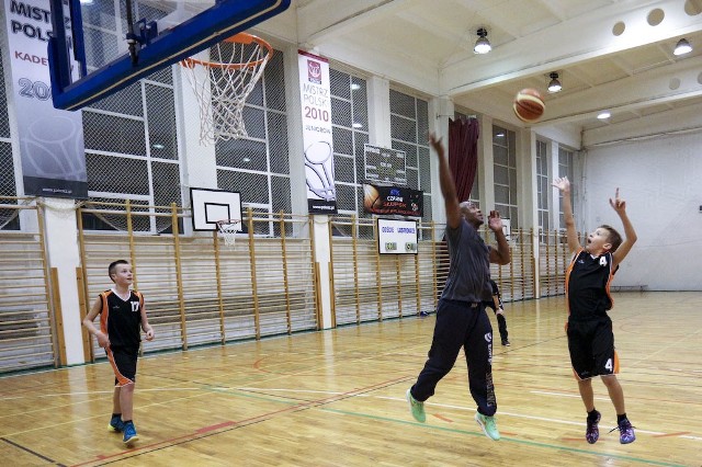 Blessingame przeprowadził trening z Czarni YankeesJerel Blassingame, koszykarz Energa Czarni Słupsk, przeprowadził trening z młodymi koszykarzami Czarni Yankees Słupsk i uczniami klasy koszykarskiej ze Szkoły Podstawowej nr 10 w Słupsku.