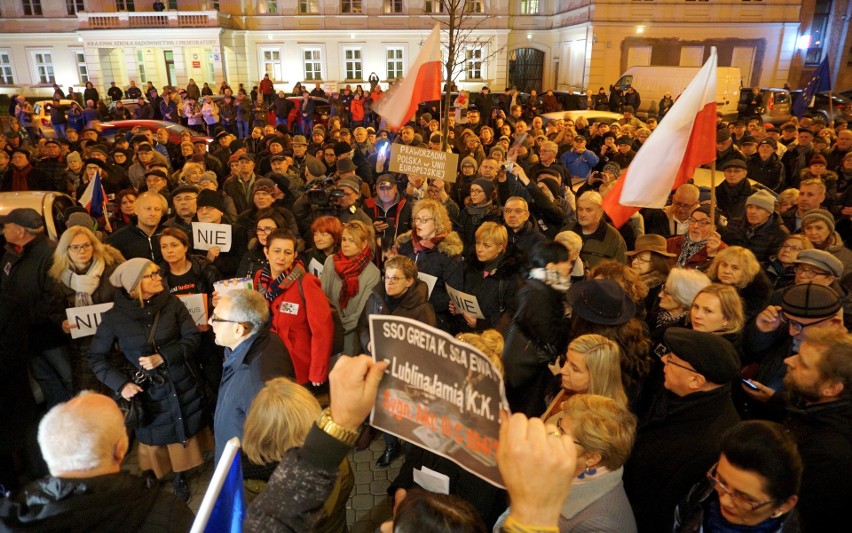 Lublinianie protestowali przeciwko zmianom w sądownictwie. Podobne demonstracje odbyły się w całej Polsce