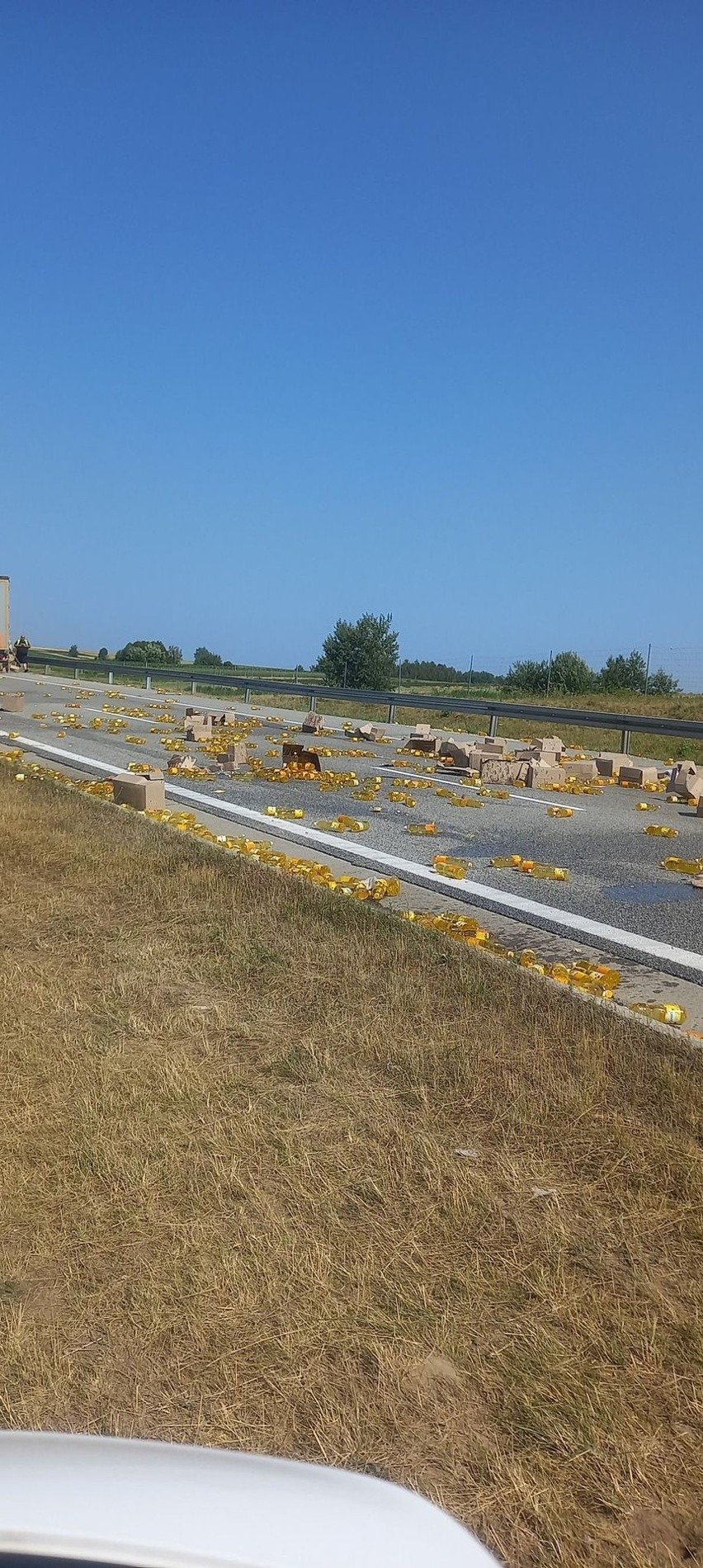 Utrudnienia na dębickim odcinku autostrady A4. Z ciężarówki spadły butelki z olejem [ZDJĘCIA INTERNAUTKI]