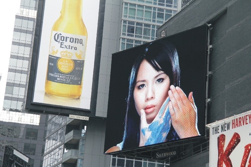 Mocną stroną reklamy wyświatlanej na billboardzie Inglota są...