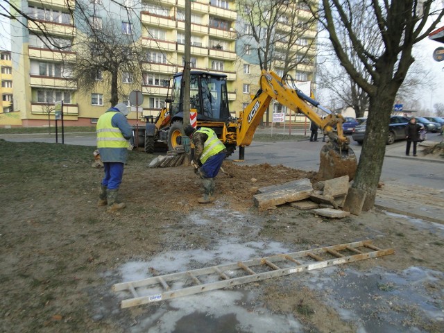 We wtorek rano ekipy techniczne Wodociągów Miejskich usuwały awarię sieci z zimną wodą u zbiegu ulic Szklanej i Sadkowskiej. Rurę szybko uszczelniono i woda ponownie popłynęła do pobliskich bloków.