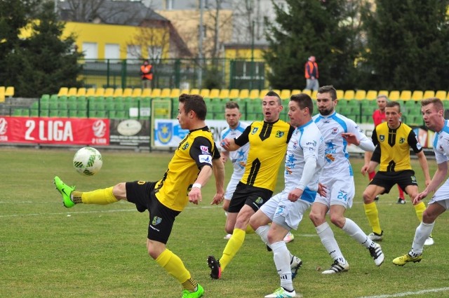 Piłkarze Siarki Tarnobrzeg (z piłką Grzegorz Płatek) grają bez respektu dla doświadczonych rywali