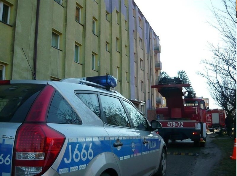 Strażacy w Praszce musieli wyważyć drzwi, żeby ratować chorą...