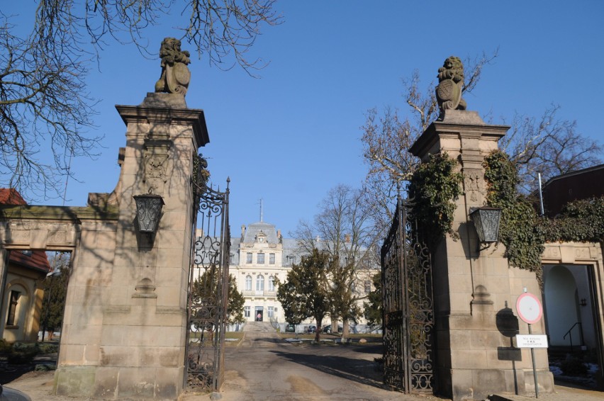 Zabytkowa brama wjazdowa na teren pałacu w Trzebiechowie