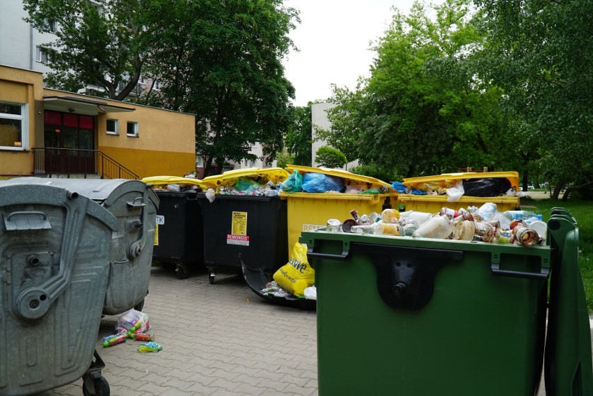 Mimo, że śmieci są wywożone częściej - pojemniki są często...