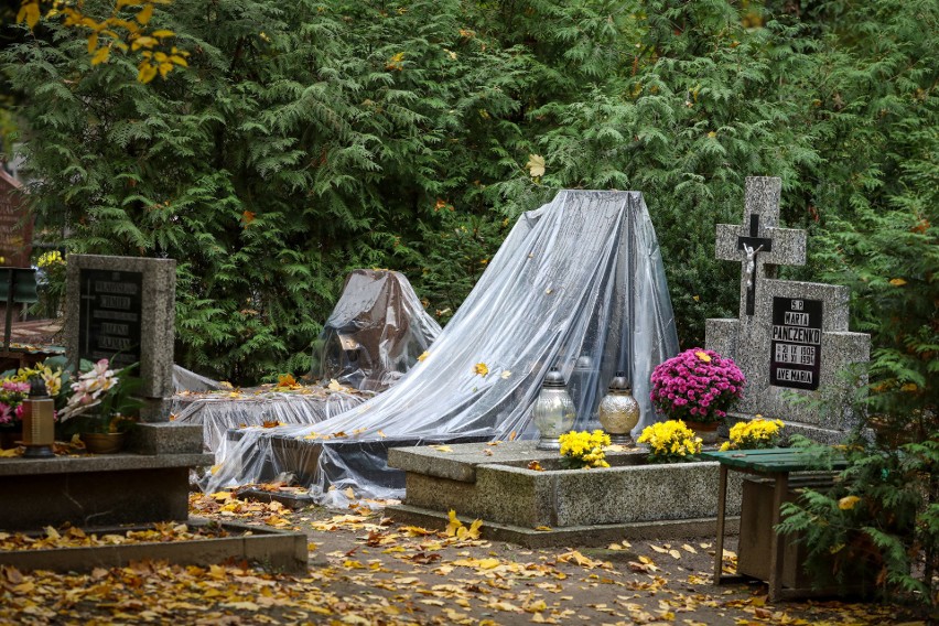 Na cmentarzach w całej Polsce ludzie sprzątają i dekorują...