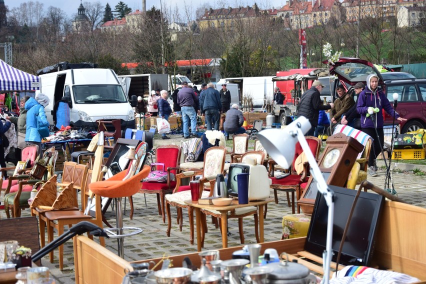 Mnóstwo ludzi na giełdzie w Sandomierzu w sobotę 1 kwietnia. Trwa szał zakupów przed Wielkanocą. Zobacz zdjęcia