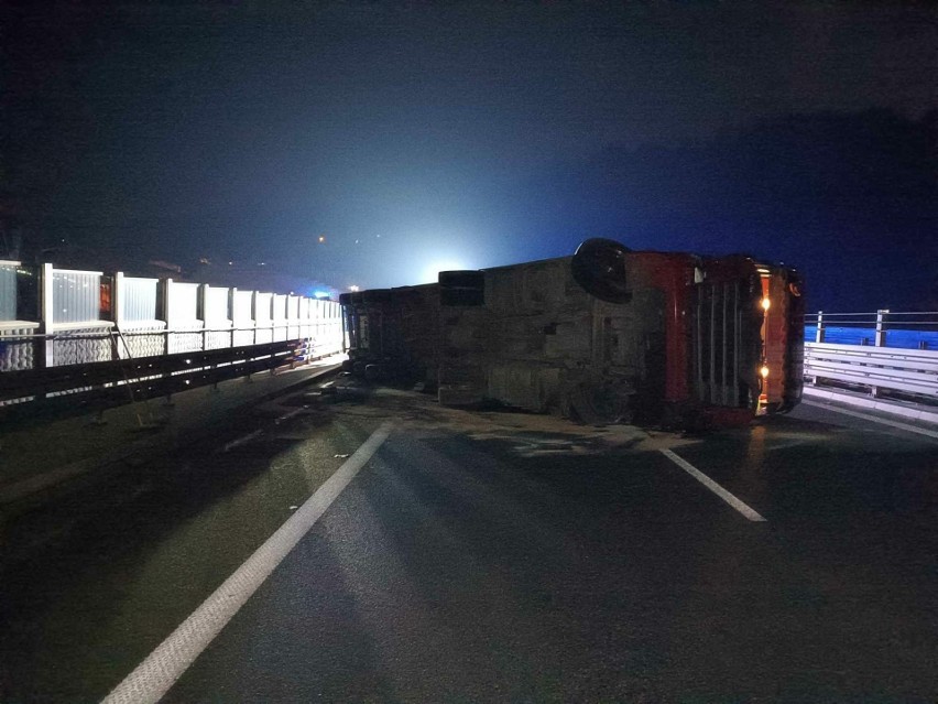 Wypadek na S7. W nocy leżąca ciężarówka zablokowała zakopiankę