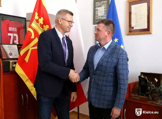 Arkadiuszowi Bąkowi za pracę podziękował prezydent Kielc Bogdan Wenta.