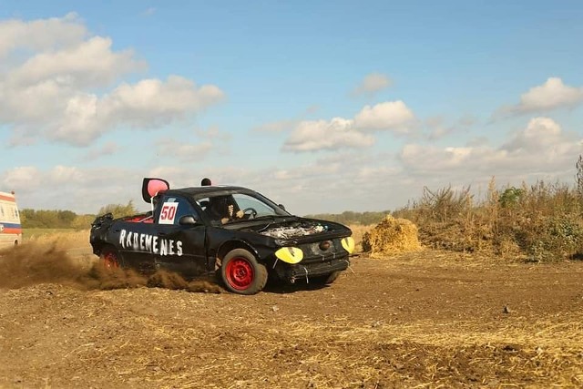 Zaginiona mazda 626 "Rademenes" podczas Wrak Race.