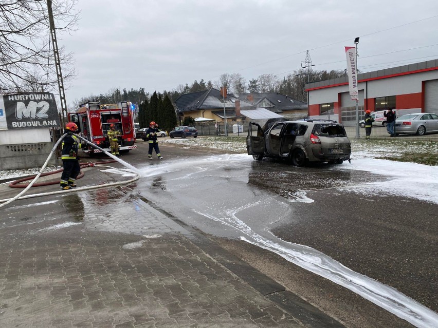 Ostrołęka. Pożar samochodu przy ul. Granicznej. 12.01.2022. Zdjęcia