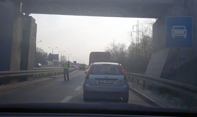 Wypadek motocyklisty w Sosnowcu. Do zdarzenia doszło na zjeździe z ul. Baczyńskiego na trasę S86.