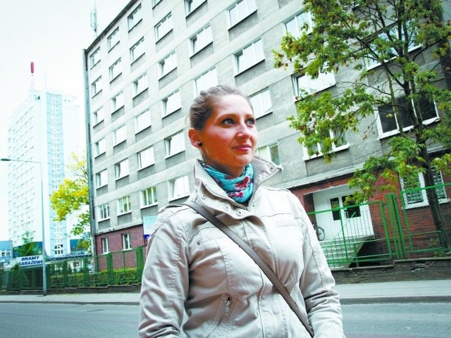 Ania Iwanicka od 3 lat mieszka w internacie przy ul. Starobojarskiej. Boi się, że straci tam miejsce, bo położenie tego budynku, tuż obok urzędu miejskiego (w tle), czyni z niego łakomy kąsek dla magistratu.