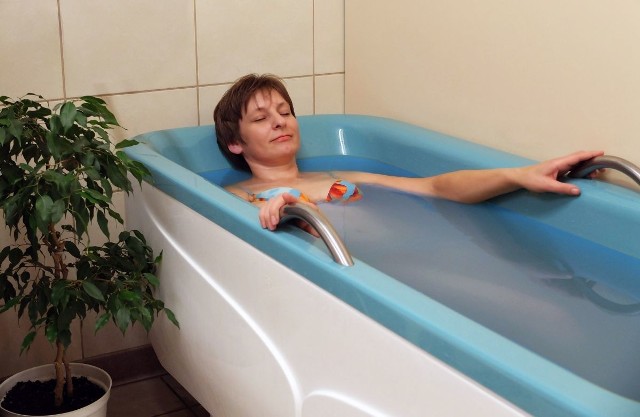 Kąpiele siarczkowe są doskonałym rozwiązaniem dla osób z reaumatoidalnym zapaleniem stawów.