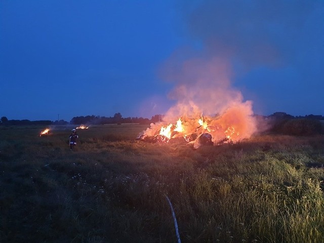 Pożar balotów słomy w Kotarwicach.