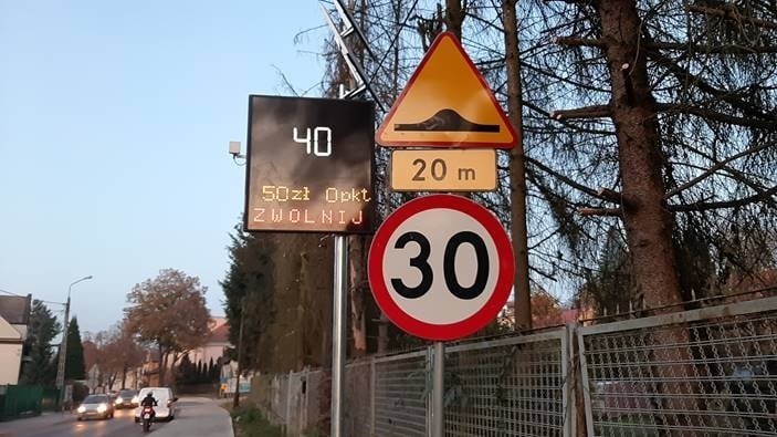 Znaki przy drogach powiatowych ostrzegają, mierzą prędkość i wskazują wysokość kary