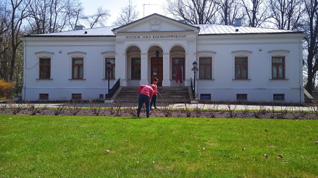 Przyszła wreszcie upragniona, długo wyczekiwana wiosna i wraz z nią pracownicy Muzeum Jana Kochanowskiego w Czarnolesie zabrali się za wiosenne porządki w rabatach różanych. To one w pierwszej kolejności potrzebowały opieki, aby móc latem pięknie zakwitnąć i cieszyć pięknem wielobarwnych kwiatów. Pierwszym zabiegiem jaki został wykonany były cięcia, a następnie zabezpieczone zimą przed mrozami zostały odsłonięte i podkarmione nawozem. Już wkrótce ogród czarnoleskiego muzeum znów będzie cieszył oko wieloma barwami.