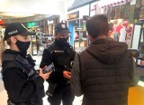 Policjanci zaatakowani w galerii handlowej w Opolu. Zamiast gestu solidarności, usłyszeli, że są „brutalni i powodują ludzkie cierpienie"