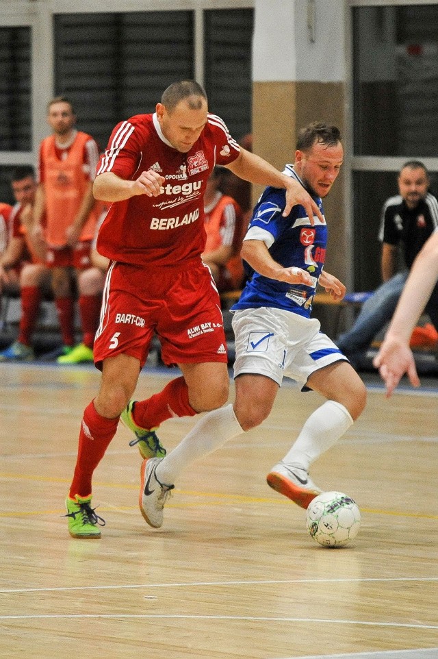 W meczu derbowym naszych drużyn w Brzegu padł remis 4-4. Walczą: Mateusz Mika z Berlandu (z lewej) i Tomasz Jaworski z Gredaru.