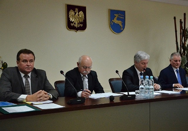 Burmistrz Tomasz Śmietanka (pierwszy z lewej) może mieć powody do zadowolenia. Radni nie mieli zbyt wielu uwag do zgłoszonego przez niego projektu budżetu.