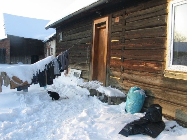 2 56-latek został znaleziony na śniegu przed drewnianym domkiem, w którym mieszkał samotnie.