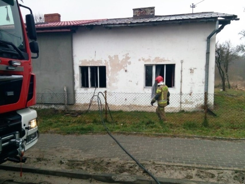 Groźny pożar mieszkania w gminie Sławno! W akcji 4 zastępy strażaków