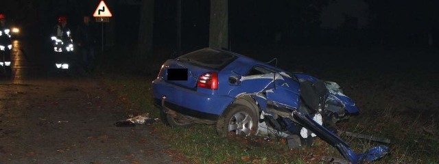 Audi A3 roztrzaskało się na drzewie w Wachowie. Zginął 26-letni kierowca, a 17-letni pasażer trafił do szpitala.