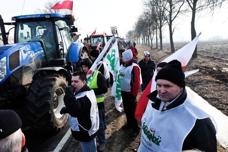 Rolnicy zablokowali drogę krajową nr 19 i będą blokować do skutku (zdjęcia)