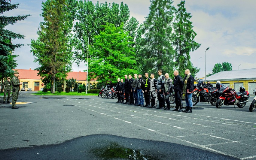 I Rajd motocyklowy weteranów na Podkarpaciu. Żołnierze odwiedzą groby swoich kolegów, aby zapalić znicz i oddać hołd [ZDJĘCIA]