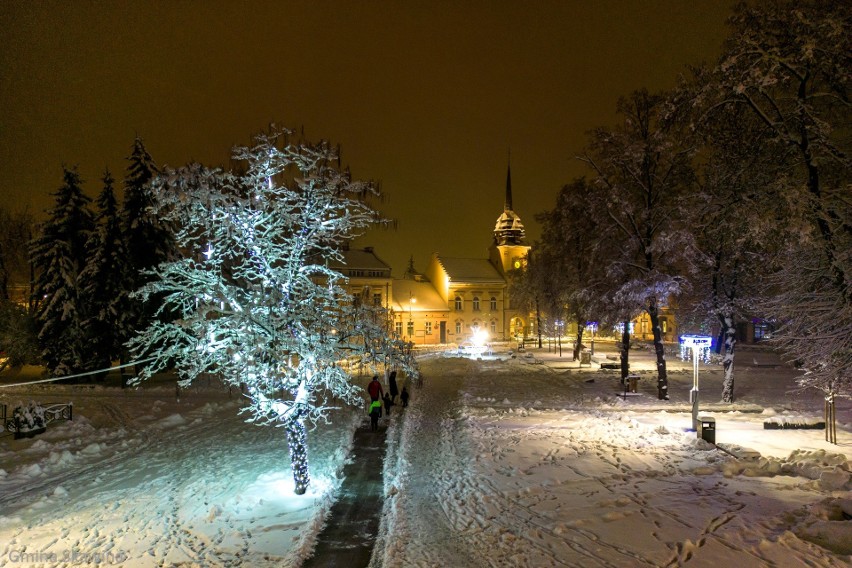 Magiczna Skawina skąpana w śniegu i kolorowych światłach. Zobacz, ulotny, zimowy urok miasta